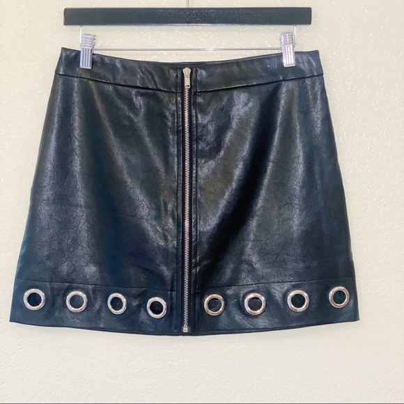 F21 Zip-Front Faux Leather‎ Mini Skirt - Picture 1 of 11